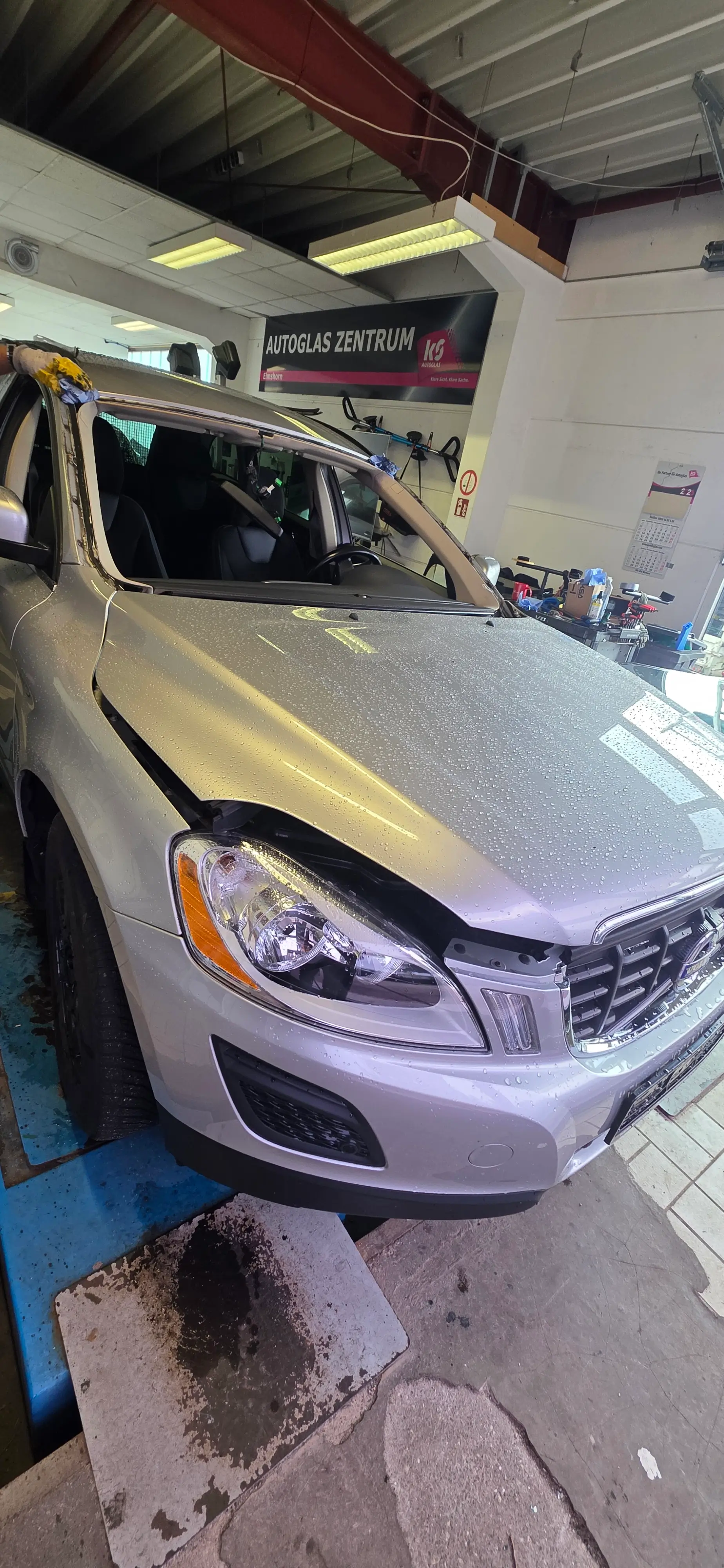 volvo in der werkstatt ohne frontscheibe